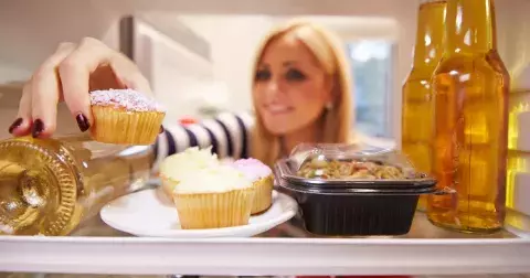 Proč jíme, když nemáme hlad: Zapracujte na své sebelásce a zjistěte, co vám jídlo nahrazuje