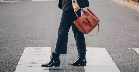 Černé džíny jako must-have kousek pro ženy nad 50. 5 tipů, s čím je kombinovat