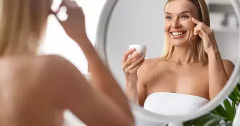 Trápí vás přibývající oční vrásky? Známe 15 nejlepších očních krémů do 350 Kč