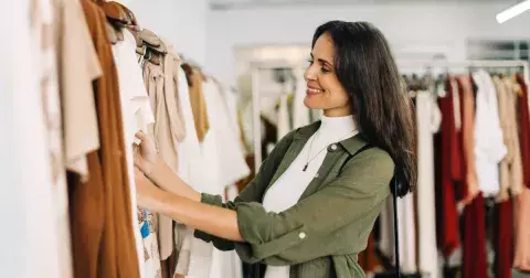 Ani unylá, ani diblík. 3 největší módní hříchy, které na podzim dělají ženy nad 50 let