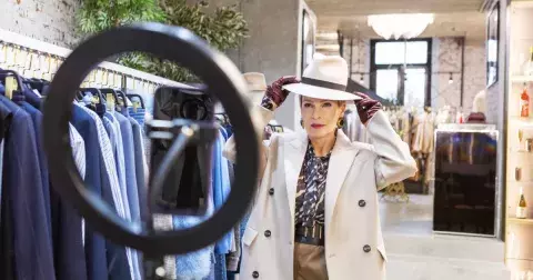 Zimní kabáty vybírejte podle typu postavy. K hruškám se hodí kabáty s objemným límcem, k přesýpacím hodinám vypasované