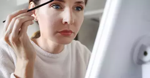 Galerie: Jak používat třpytivé a metalické oční stíny, když je vám nad 50?