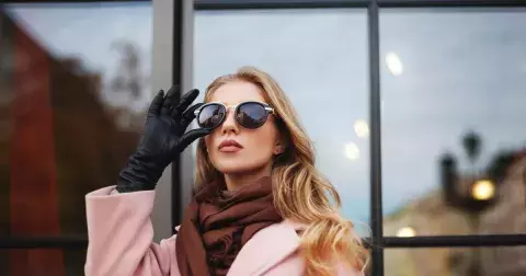 Jeden obyčejný zimní doplněk si podmaní módní trendy 2025 a povýší vaše oblečení na luxusní úroveň