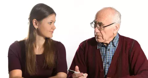 “Před patnácti lety jsem se vdala za staršího muže. Dnes lituji, že jsem neposlechla ostatní,” přiznává Marika (40)