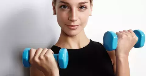 Cvičení s lehkými činkami: Tři sestavy, které zrychlí metabolismus, zpevní figuru a chrání po padesátce vaše kosti