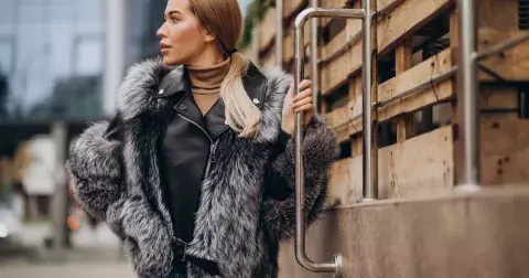 Kožešinové bundy jsou zpět na výsluní: Zjistěte, jak je nosit po 50 s noblesou