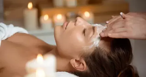 Zapomeňte na botox. Díky těmto drobným kosmetickým rituálům budete vypadat mladší po pár minutách denně