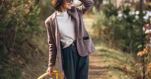 Vyměňte džíny za tyto hřejivé kalhoty s osobitým střihem, který lichotí postavě