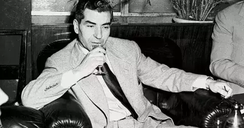 Lucky Luciano: Mafiánský boss proslul drsnými válkami gangů a snahou o sjednocení mafie. Za války pomáhal policii