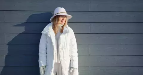 Nejlepší péřové bundy podle světových stylistů: Vrací se trendy, které jsme milovali i nenáviděli v devadesátkách