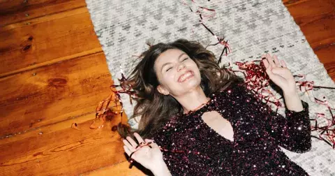 Nejlepší šaty ke štědrovečerní večeři pro zralé ženy: Nebojte si mini šatů, flitrů ani svetrů s vánočními motivy