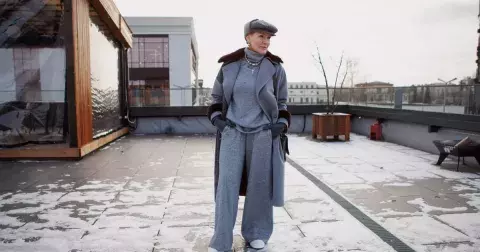 Nepohodlné džíny vytáhněte až na jaře. Letošní zimu zcela ovládnou tyto 4 kalhoty