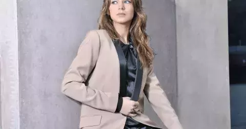 Podzim přeje luxusním materiálům. Nosí se košile z indického hedvábí, které lichotí postavě