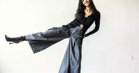 Vysokoškolský styl v šatníku žen na podzim 2025: Zkuste pletené vestičky a kalhoty s puky