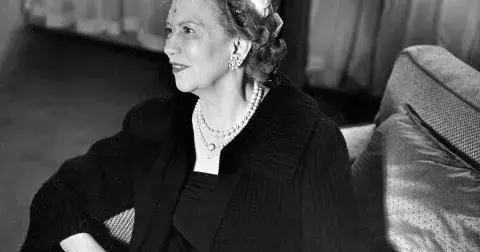 Životní příběh průkopnice rudé rtěnky Elizabeth Arden: V salonech s červenými dveřmi učila ženy, jak být krásné a nezávislé