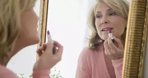 Barvy rtěnek, které rozjasní obličej a zvednou náladu. Podle čeho je vybírat? Rozhoduje věk, odstín pleti i váš styl