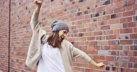 S límečkem, zkrácené nebo v myší šedé. Do tohoto typu svetru se v zimě zamilujete