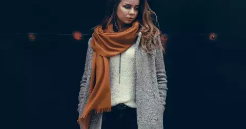 Maxi styl se vrací: Oblékněte sukně, kabáty i šaty, které vás zahalí od hlavy k patě