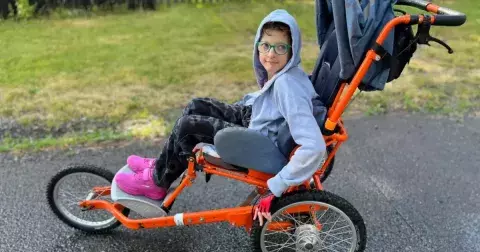 Ronja se díky německým ortézám bude moct procházet v českém lese. Podpořte Sbírku pro Ronju