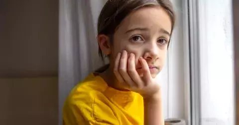 Skleněné děti jako by neexistovaly: Kdo jsou a jak zacházet s dětmi, které jsou přehlížené kvůli druhému sourozenci