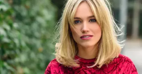 Nejvýraznější vlasové trendy podzimu 2025: Kouřová hnědá, zlatavá blond a ofina ve stylu Jane Birkin