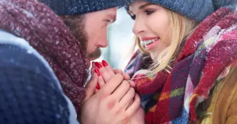 Velký partnerský horoskop na prosinec 2025: Kdo se nadchne při prvním setkání a kdo místo hádek zvolí hluboké rozhovory