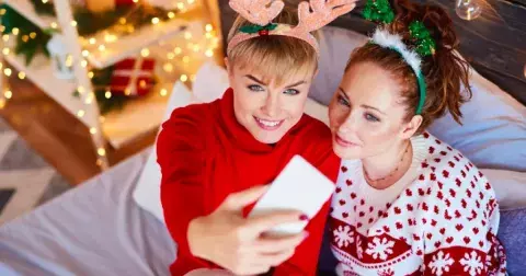 Rodinná tradice, nebo digitální svátky? Jak najít rovnováhu, když Vánoce chápe každá generace jinak, poradí odborník