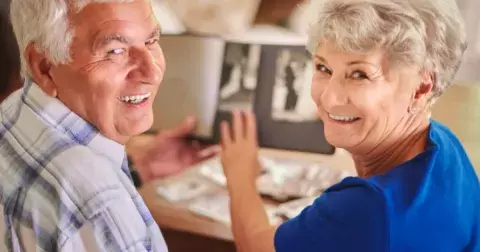 Proč "odkládáme" staré lidi do pečovatelských domů. Důvodů je mnoho, není to jen nezvládnutelná péče