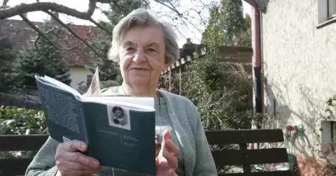 Statečná Jaroslava Skleničková: Přežila vyhlazení Lidic, koncentrační tábor i pochod smrti. O svých zkušenostech napsala dvě knihy