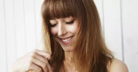 Vlasové trendy pro zimu 2026: Dominovat budou lesklé a hladké účesy, každý bude chtít ofinu