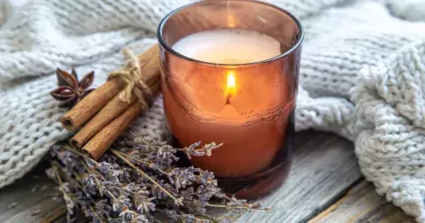 Jak vybrat vonnou svíčku podle znamení horoskopu: Pannám svědčí vůně mořské soli a kokosu, Raci by se měli jedné vůni vyhnout