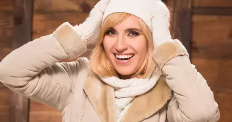 Proč nám v zimě vypadávají vlasy? Jak tomu zamezit a jaké produkty vybrat, radí vlasová odbornice