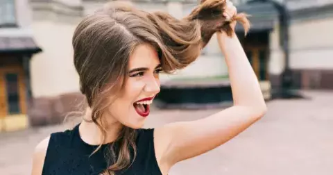 5 účesů pro jemné vlasy, které vypadají naprosto luxusně. Vykouzlíte je za 10 minut