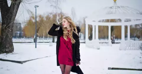 V těchto šatech budete vypadat jako z pohádky: Stačí přidat jeden osobitý doplněk