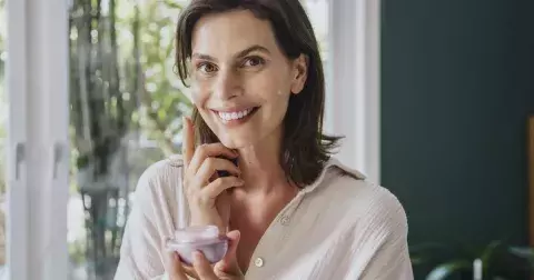 Krémy, které slibují zázraky, ale dermatologové to vidí jinak. Jaké kosmetice byste se měli vyhnout, zejména s ohledem na věk nebo typ pleti