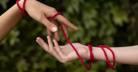 Karmické vztahy jsou destruktivní, přesto z nich nezvládáme odejít. Jak poznat i podle znamení zvěrokruhu, že se týkají zrovna vás?