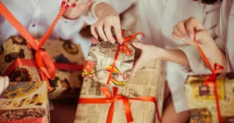 Inspirace na dárky podle jednotlivých znamení zvěrokruhu. Koho potěší zážitek a koho naopak parfém? Poslouchejte hvězdy