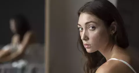 „Nevím, jestli ho miluju, nebo se jen bojím být sama,” potřebuje radu Adriana