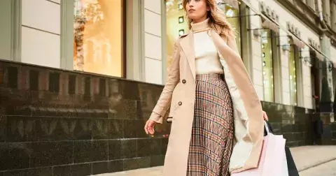 Maxi sukně a dlouhé kabáty: Překvapivá kombinace, která na podzim jednoznačně zaboduje