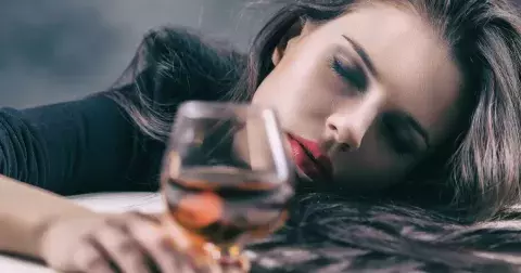 Varovné signály těla: 4 známky toho, že konzumujete příliš mnoho alkoholu
