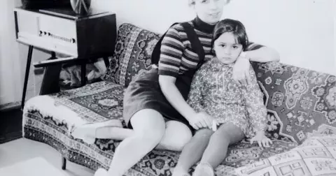 Jak se žilo maminkám za socialismu: Vzpomínky na dobu, která nebyla jednoduchá. Nebo ano?