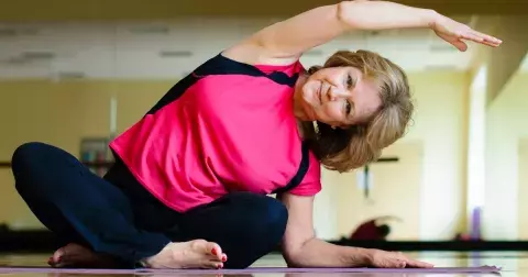 Po 50 je posilování důležitější než běh i jízda na kole. 5 geniálně jednoduchých cviků zvládne každý (a kdekoli)