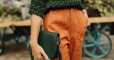 Letošní zimní sezónu ovládne barva, která dříve patřila mužům. Najdete ji na sametu i tweedu