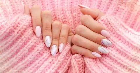 Manikúra roku 2025: Vyzkoušejte nádherné mramorové nehty, které vám dodají punc luxusu