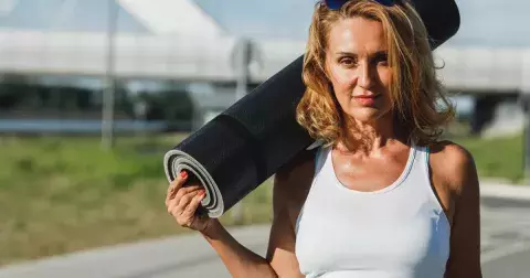 Cvičení vacuum stomach slibuje zhubnutí. Sice nezhubnete, ale jednoznačně posílíte bederní páteř