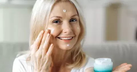 Toužíte mít krásnou pleť i po 50? Tajemstvím úspěchu je každodenní kosmetická rutina: Tipy, jak na ni krok za krokem
