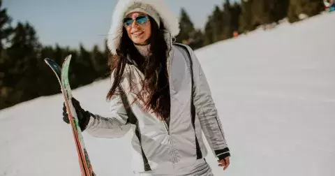 Vyrážíte za zimními sporty? Praktické redakční tipy, co si sbalit do kosmetické i cestovní tašky