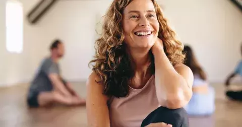 Jógový cvik Poloviční luk zpevní střed těla, zlepší ohebnost zad a otevře hrudník. Ocení ho zejména ženy po 40