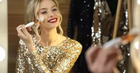 Oslavte Silvestra ve velkém stylu: Poslední den v roce se odvažte jak ve výrazném líčení, tak v doplňcích