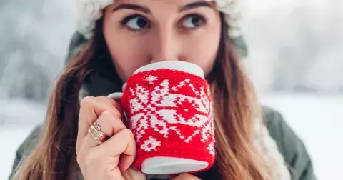 Módní doplňky, které vás naladí na Vánoce: Stylové a funkční tipy na vánoční svetry, šály a další maličkosti